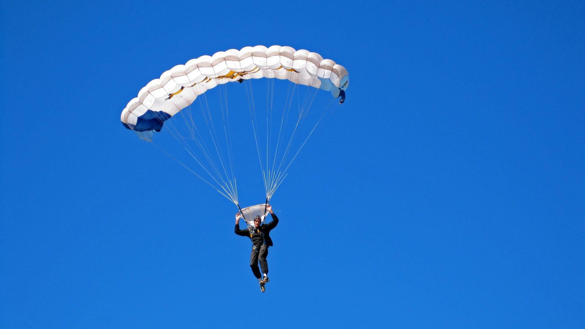 西班牙马术协会与国际马术组织合作，举办青少年马术交流活动，促进国际理解。