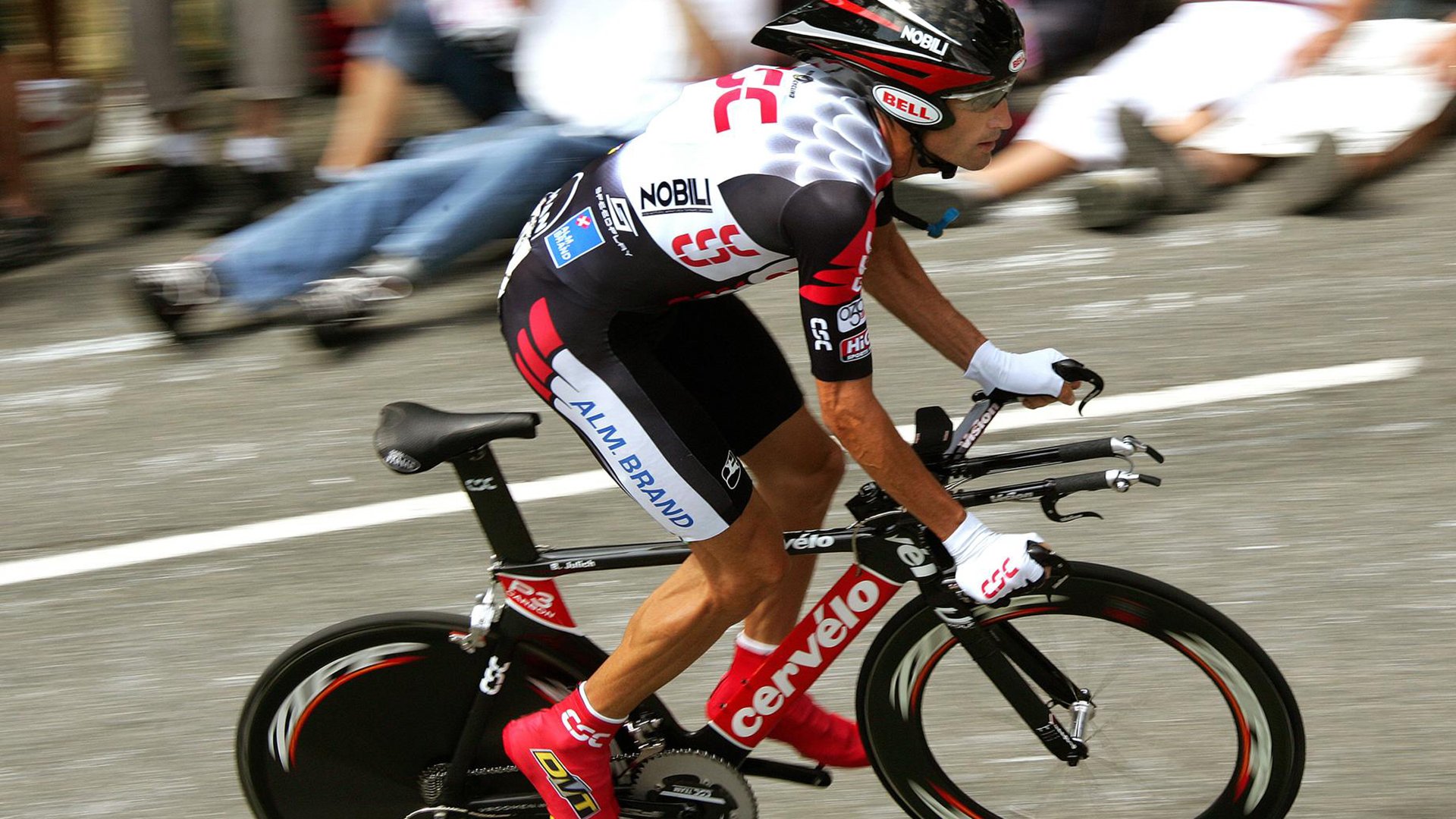 赛场外风云：球迷互动和媒体热议，小说赛场风云