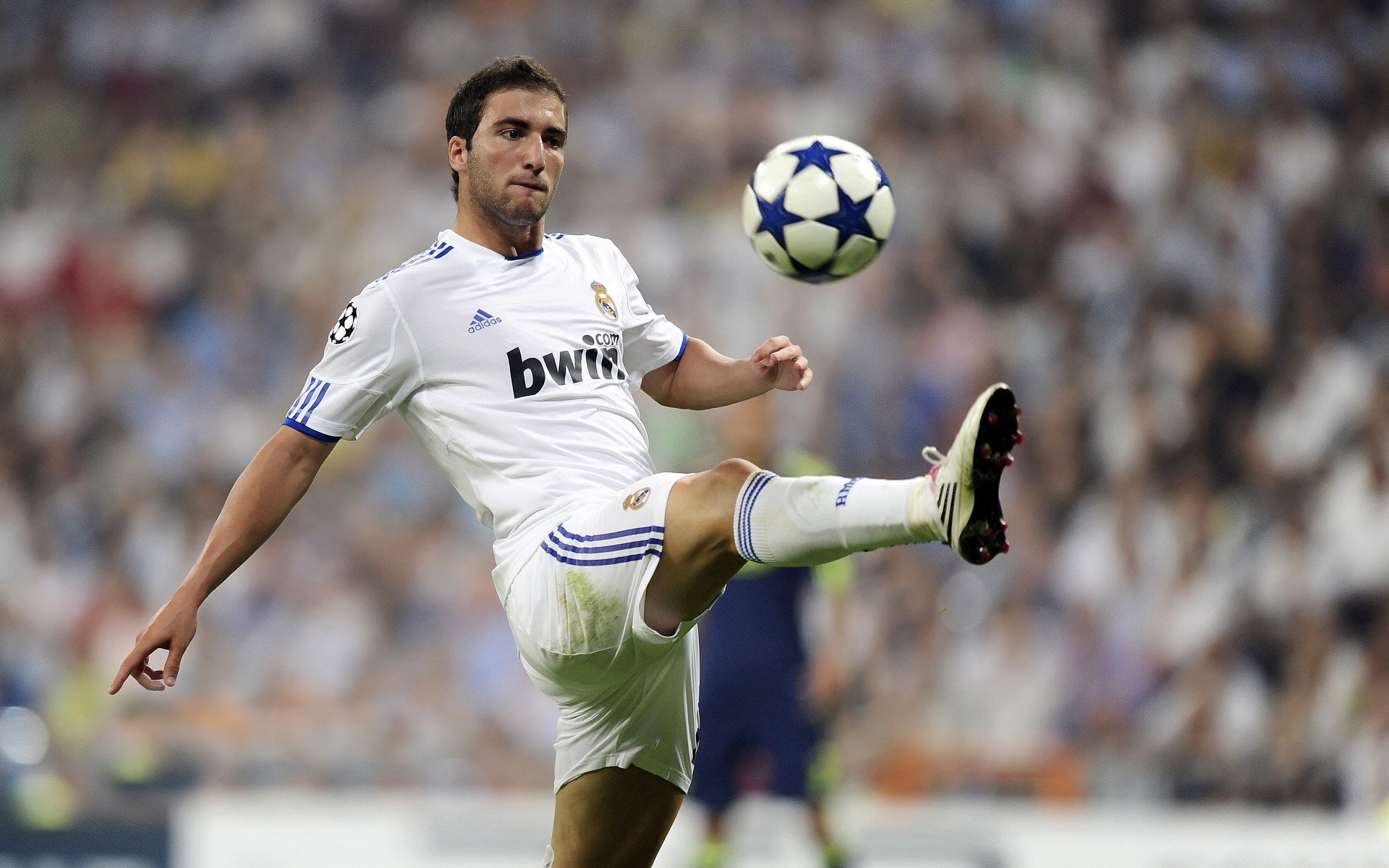 足球场馆智能化改造，提升管理效率，足球场改造施工方案